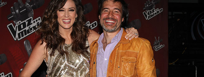Jacqueline Bracamontes, conductora de la emisión, junto con Miguel Ángel Fox, productor de La voz…México